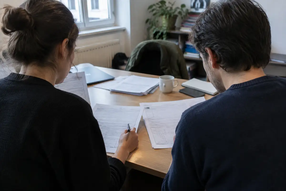 Deux évaluateurs comparent des grilles remplies après les entretiens